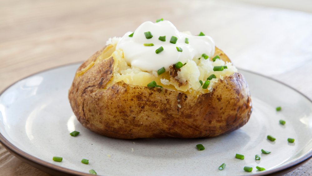 Baked potato and sour cream