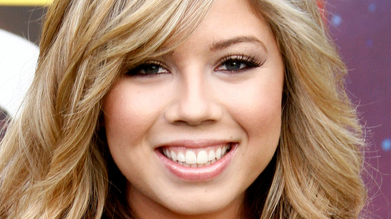  Jennette McCurdy poses on the red carpet