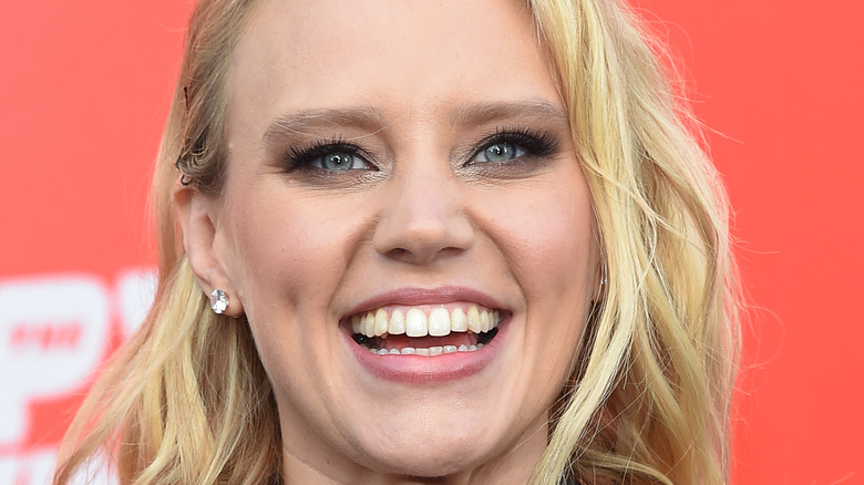 Kate McKinnon smiling 