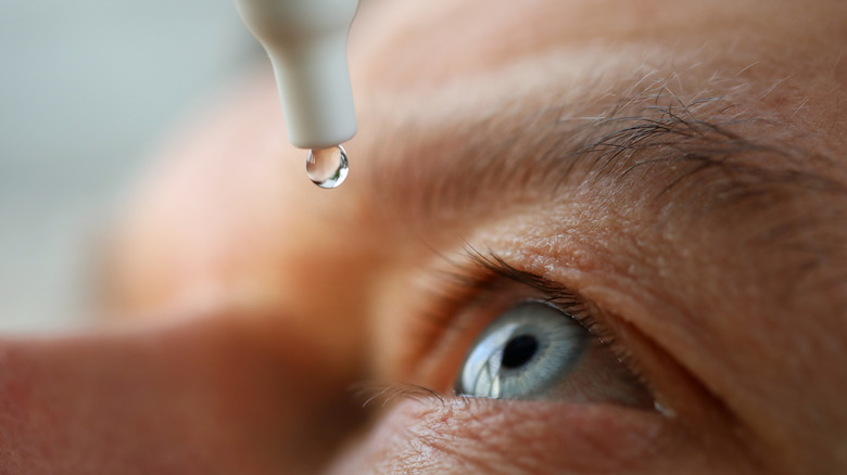 eyedrops going into eye