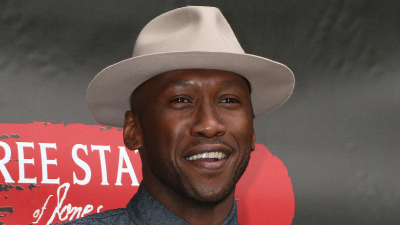 Mahershala Ali smiling for a picture 