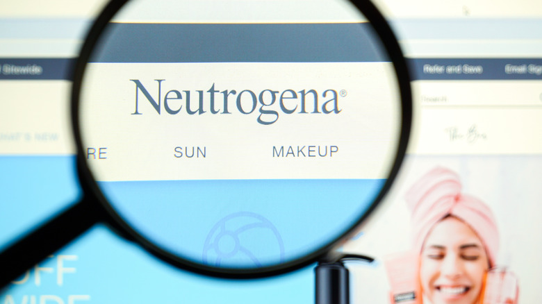 Magnifying glass looking into Neutrogena website