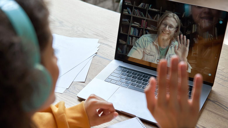 child doing online learning