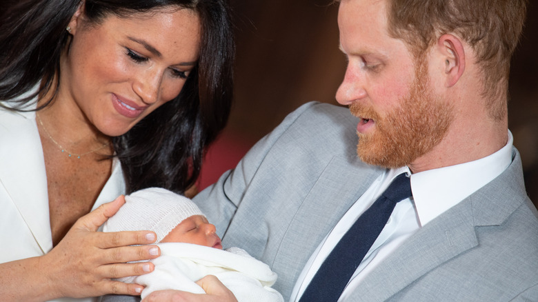 Royal baby announcement outside the palace