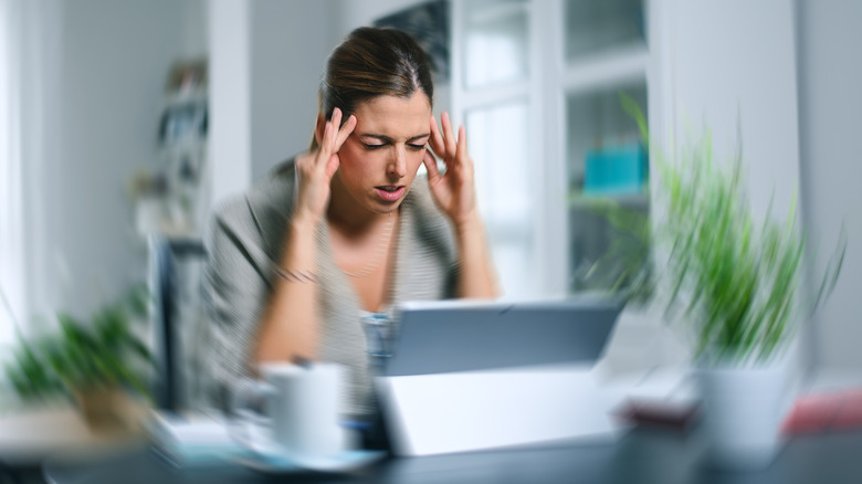 Woman having brain zaps while working on the computer