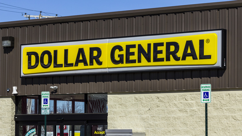 Dollar General store front