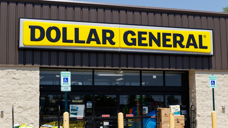 Dollar General store front