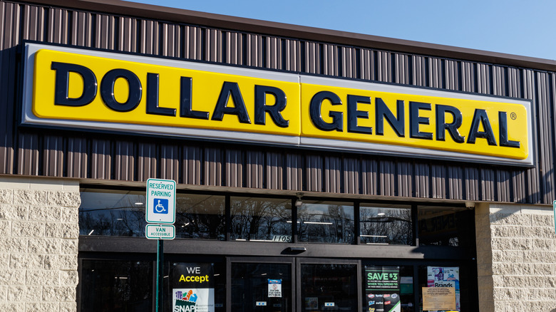 Yellow Dollar General sign