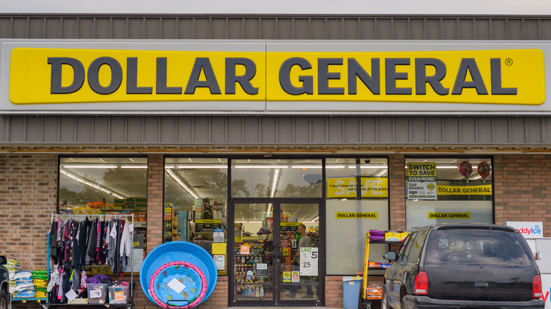 Dollar General store front