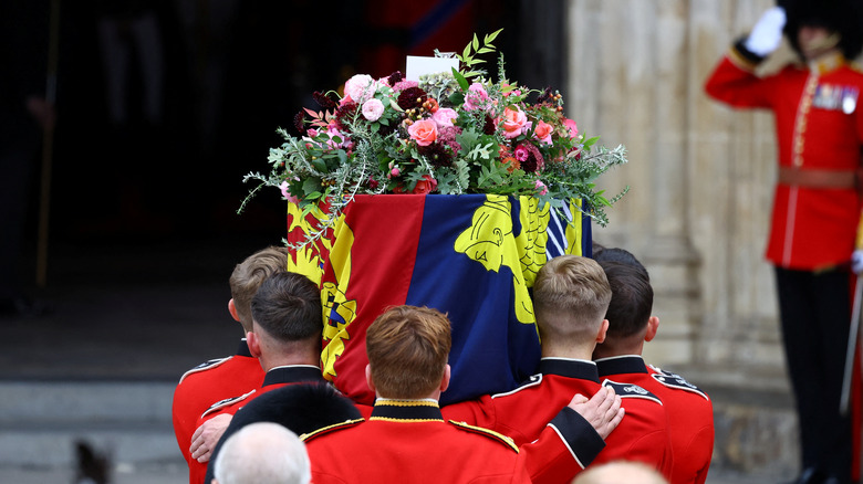 pallbearers carrying the queen's casket