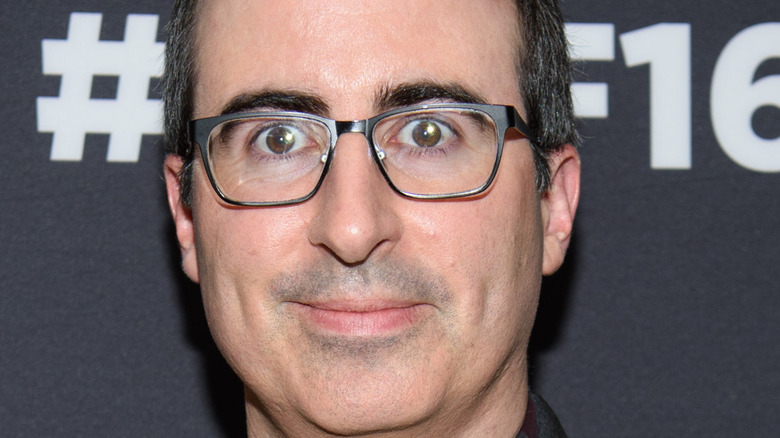 John Oliver poses on the red carpet