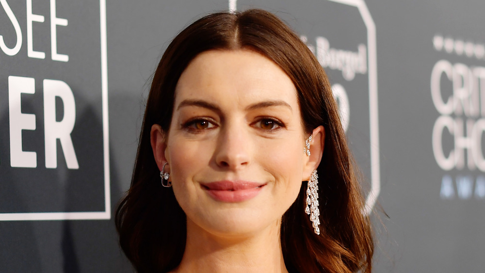 Anne Hathaway wearing earrings red carpet