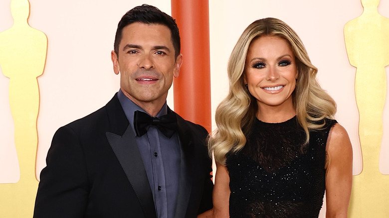 Kelly Ripa and Mark Consuelos smiling