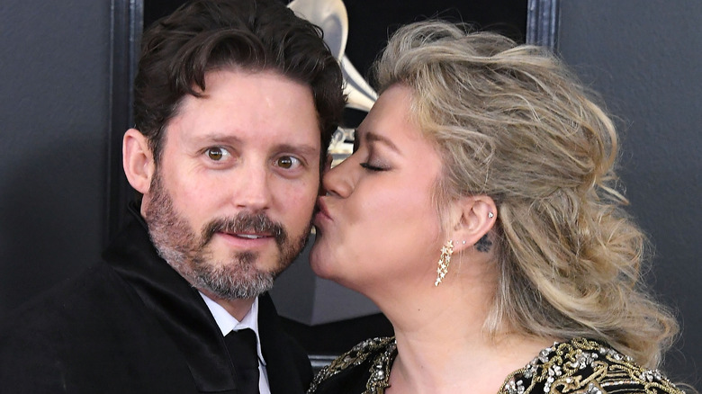 Kelly Clarkson, Brandon Blackstock posing at the 60th Annual GRAMMY Awards