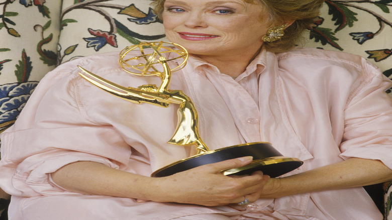 Rue McClanahan holding her Emmy