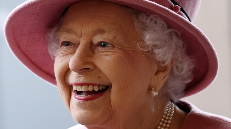 Photo Queen Elizabeth smiling at an event