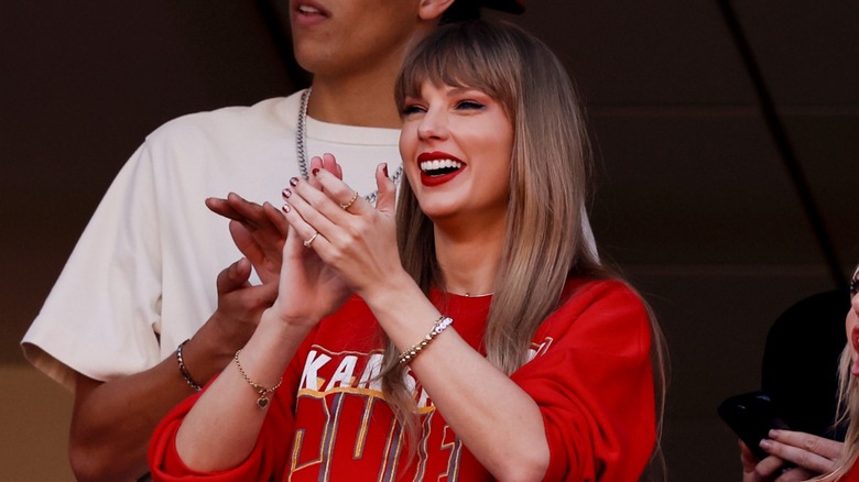 Taylor Swift smiling, clapping