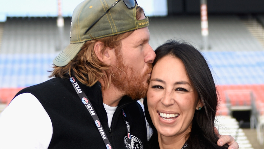 Chip Gaines kissing Joanna Gaines' forehead