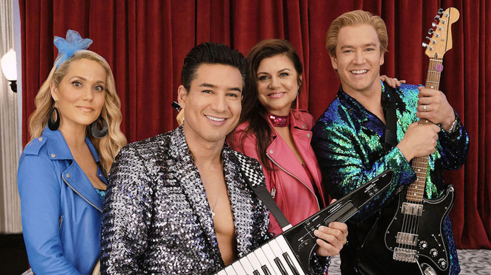 Elizabeth Berkley as Jessica Spano, Mario Lopez as A.C. Slater, Tiffani Thiessen as Kelly Kapowski, and Mark-Pal Gosselaar as Zach Morris in a promotional photo for the reboot of Saved By The Bell 