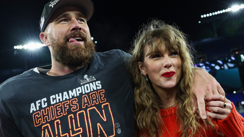 Travis Kelce puts arm around Taylor Swift, smiling