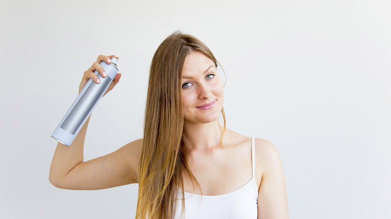 woman using dry shampoo