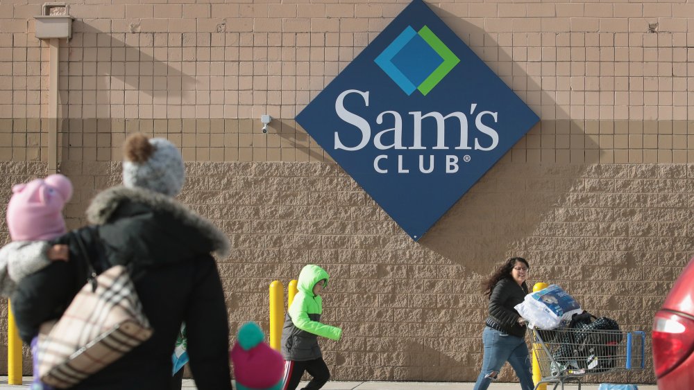 Sam's Club sign