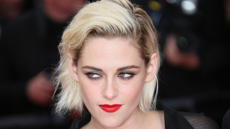 Kristen Stewart poses on the red carpet