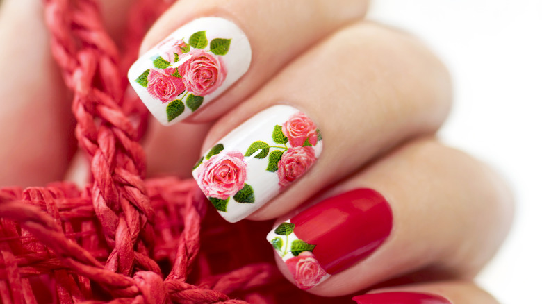 nails with a manicure of roses 