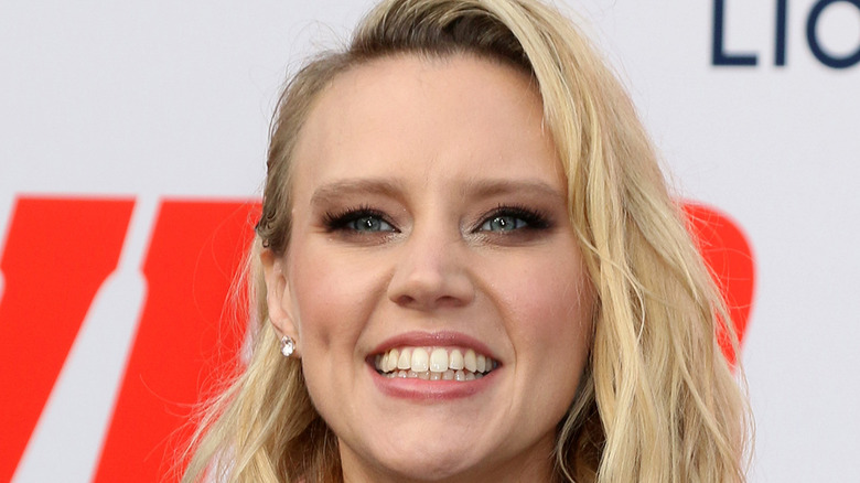 Kate McKinnon smiles on the red carpet