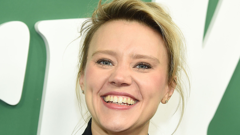 Kate McKinnon smiles on the red carpet