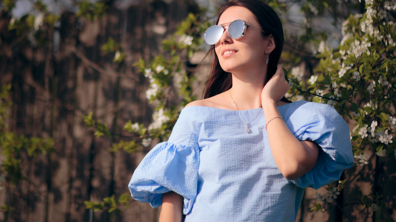 Woman wearing a puffy sleeve shirt