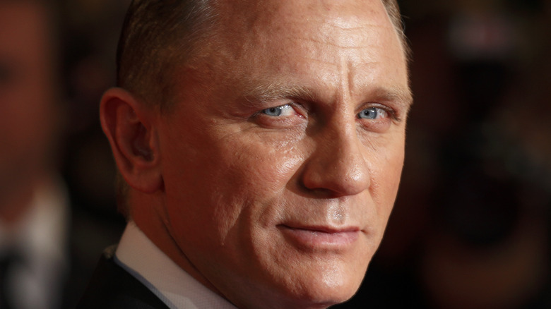 Daniel Craig poses on the red carpet