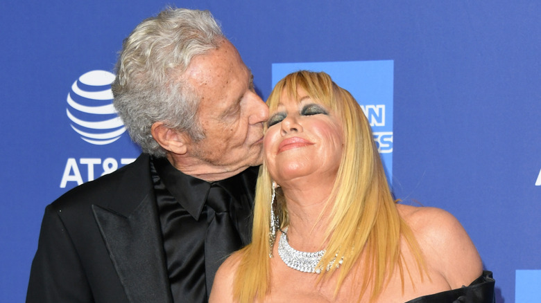 Alan Hamel kissing Suzanne Somers cheek