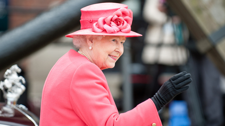Queen Elizabeth wearing gloves