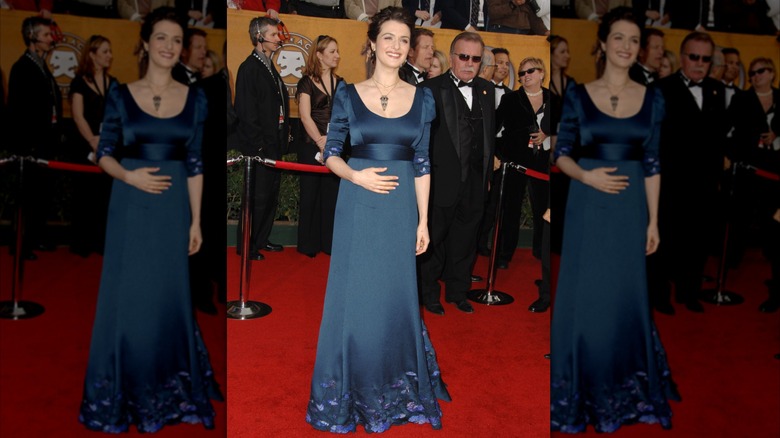 Rachel Weisz pregnant in a navy gown on the red carpet