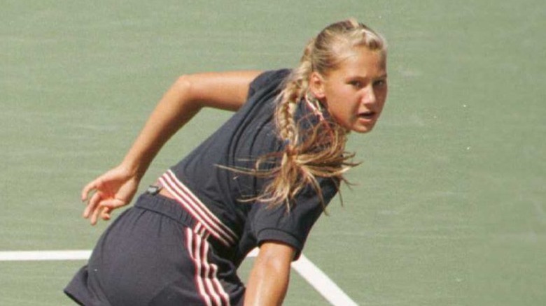 Anna Kournikova returns serve