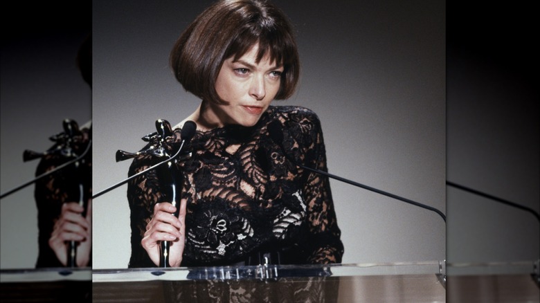 Anna Wintour presenting an award in 1991