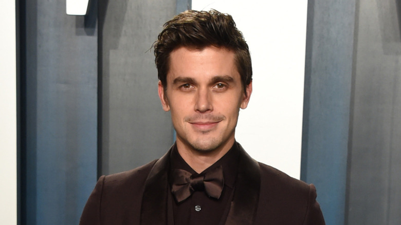 Antoni Porowski attends the 2020 Vanity Fair Oscar Party hosted by Radhika Jones at Wallis Annenberg Center for the Performing Arts on February 09, 2020 in Beverly Hills, California.