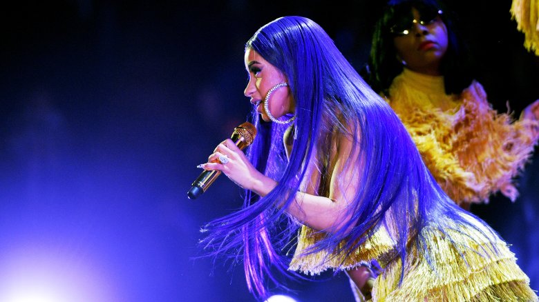 Cardi B se apresentando com cabelo roxo em 2018