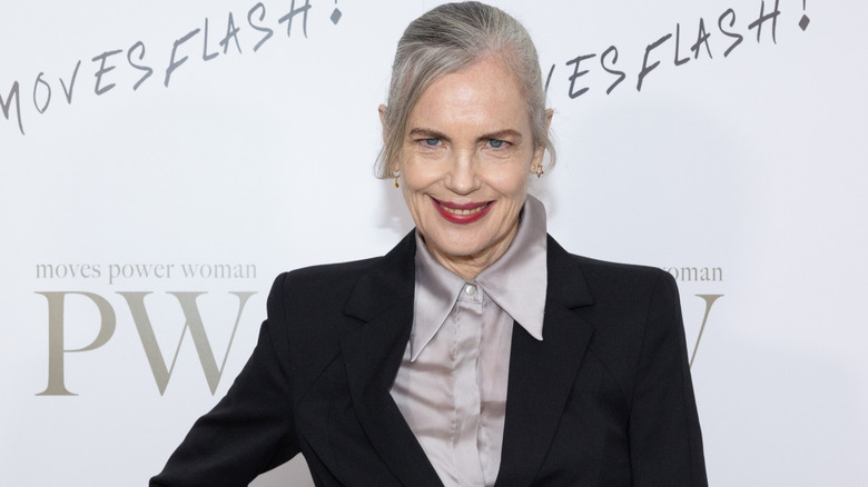 Elizabeth McGovern smiling on the red carpet