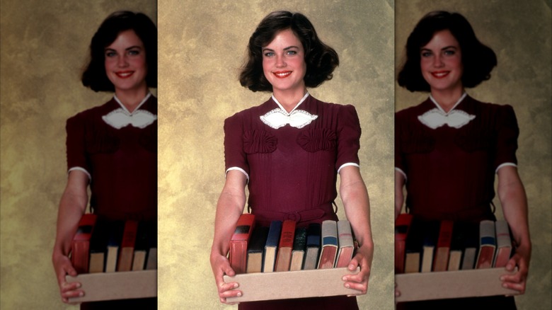 Elizabeth McGovern holding books in 1984
