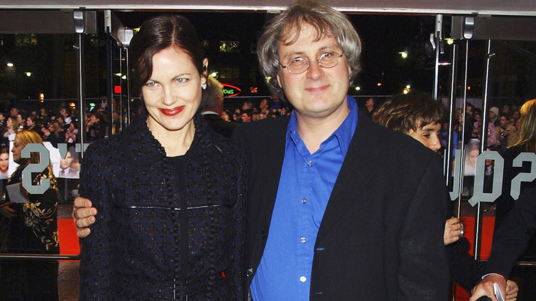 Elizabeth McGovern and Simon Curtis posing in 2004