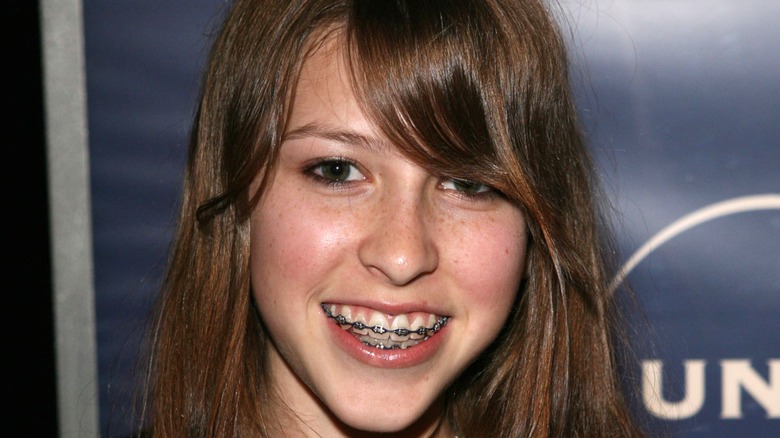 Eden Sher smiling at the 2006 premiere of "Sons & Daughters"