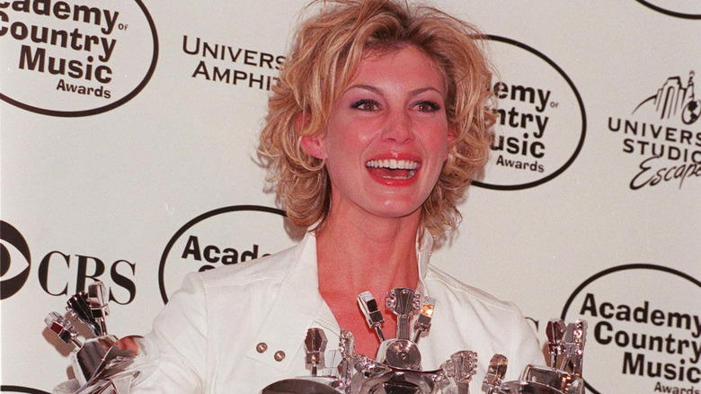 Faith Hill posing with Country Music Awards in 1999