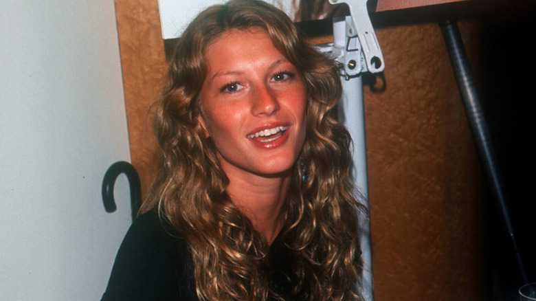 Gisele Bündchen signing autographs