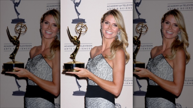 Heidi Klum posing with her Emmy in 2013