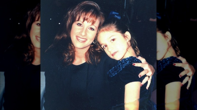 Young Jessie James Decker with her mother, posing
