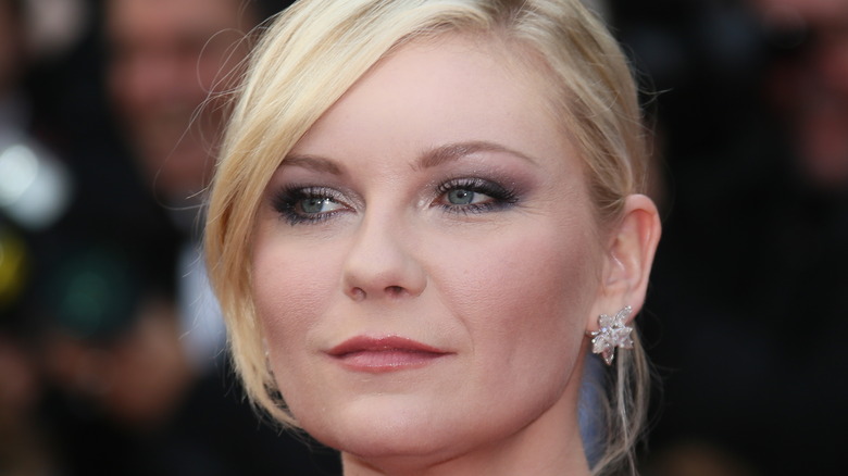 Kirsten Dunst posing on red carpet