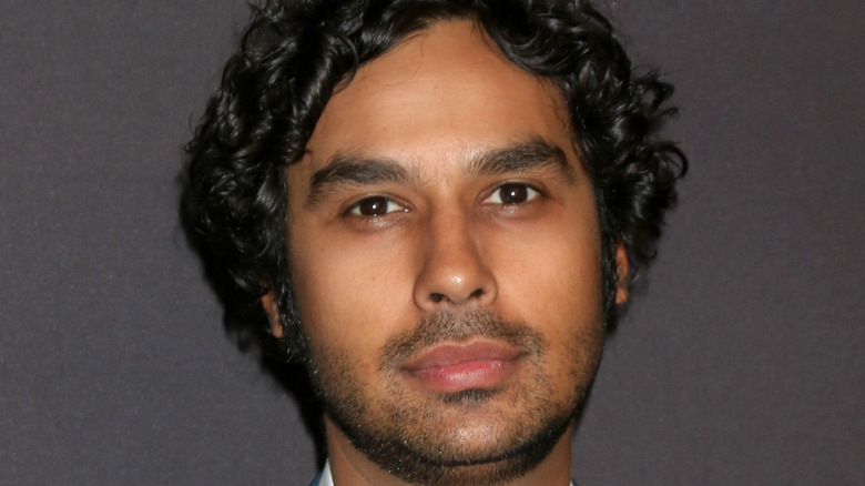 Kunal Nayyar posing at event