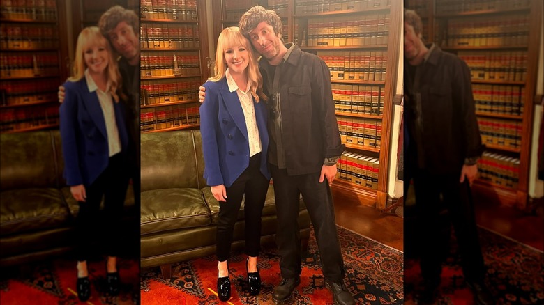 Simon Helberg posing with his arm around Melissa Rauch on the Night Court set